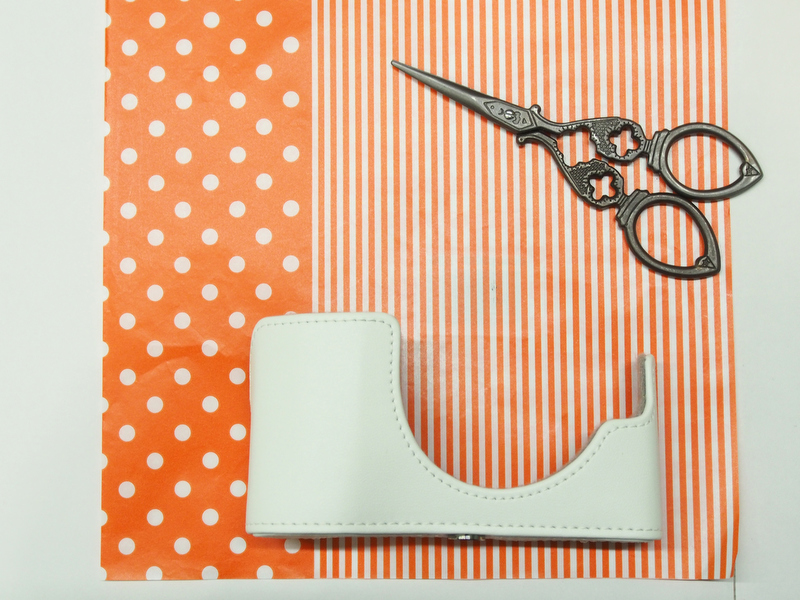 今回使用したオリンパスのボディジャケット「CS-39B」。白地の合皮でできているので、ペイントや素材を貼り付ける素材に適しています。価格は4,200円。