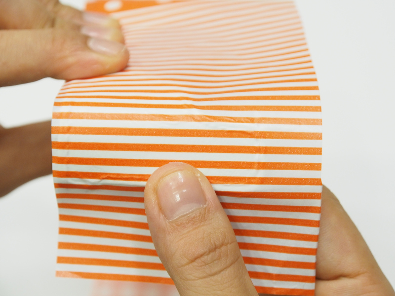 ペーパーのつなぎ目が裏面にくるように、5cmほど余裕を持たせて、ノリ面に貼りつけていきます。