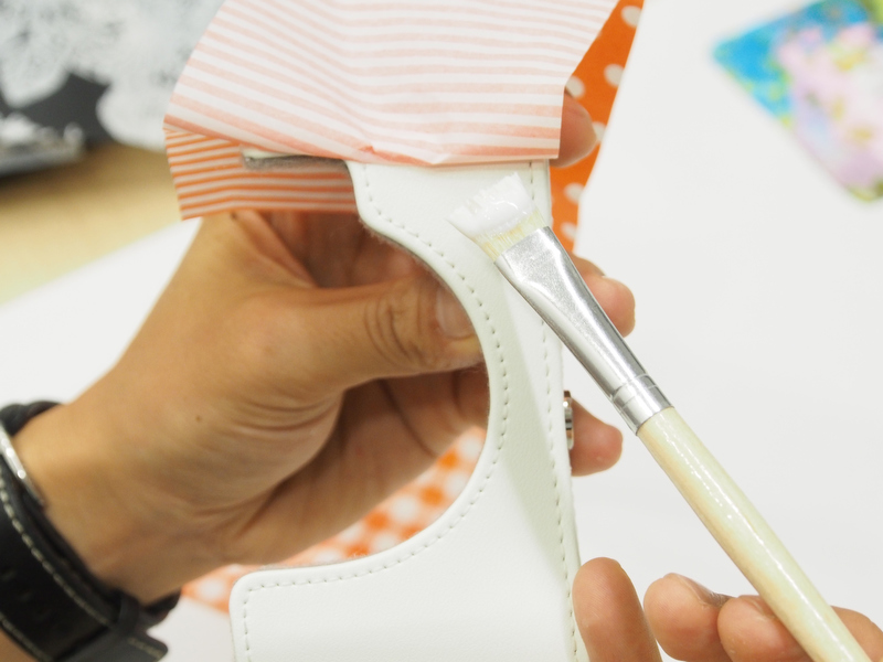 ボディジャケットとペーパーの間をノリで埋めるようにしながら、ノリを塗って貼ってを少しずつ繰り返します。