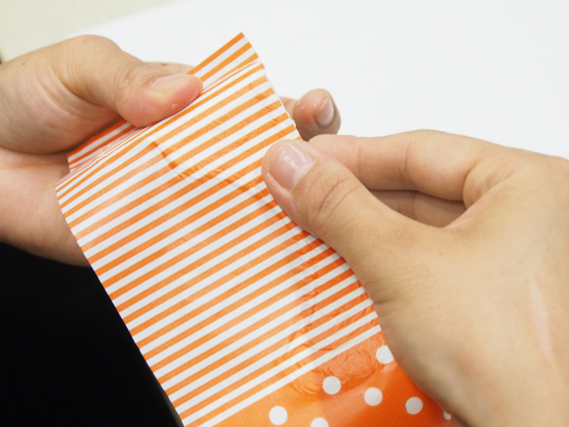 ペーパーを指でやさしく伸ばしなら貼っていくと、空気が抜けきれいに貼ることができます。