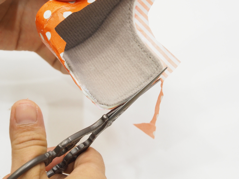 ボディジャケットの端、ぎりぎりまで追い込んでていねいにハサミで余分なペーパーを切り取ります。経験のある参加者の方から、細かい作業は眉毛用のハサミが使いやすいと、教えてもらいました。