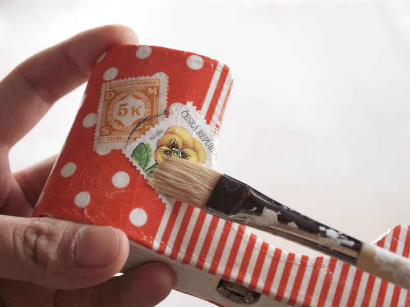 ノリが乾いたら、仕上げに防水性のニスを塗ります。ツヤあり、ツヤなしが選べます。今回はツヤありを選びました。