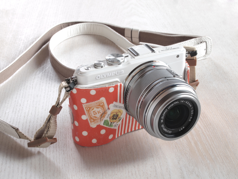 装着してみました。ボディジャケットはカメラにフィットするので、装着して使っても違和感はありません。