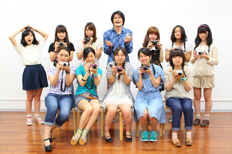 講師の佐々木啓太さんを囲んで。明るく元気で、和気あいあいとした女子大生らしい空気が、部員の皆さんの写真にも反映されていたのが印象的でした