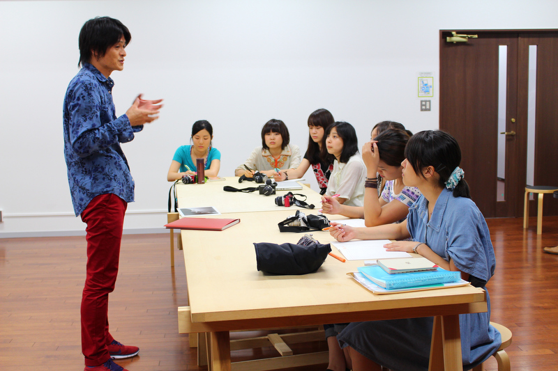 佐々木さんの話しに耳を傾ける写真部の皆さんの表情は真剣そのもの。質問も飛び交いました