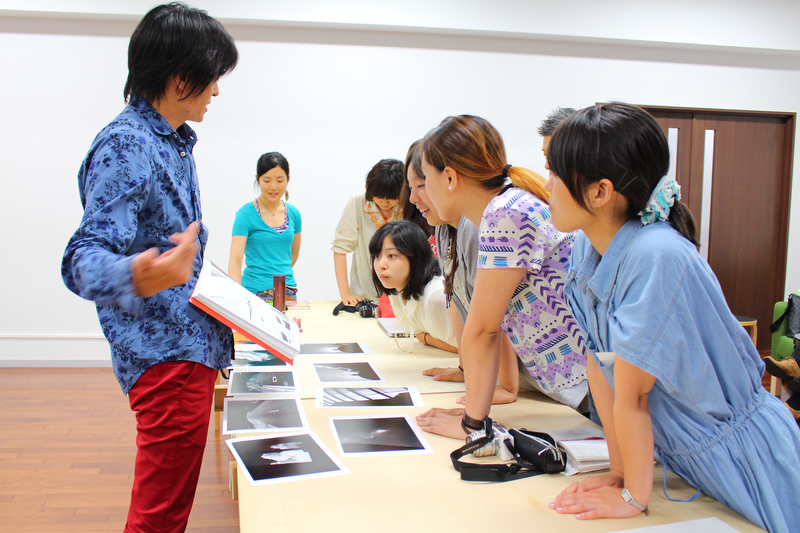 A4サイズのプリントで見る佐々木さんのモノクロ、カラーの作品。部員の皆さんの、写真の見方が変わっていく瞬間が垣間見えました