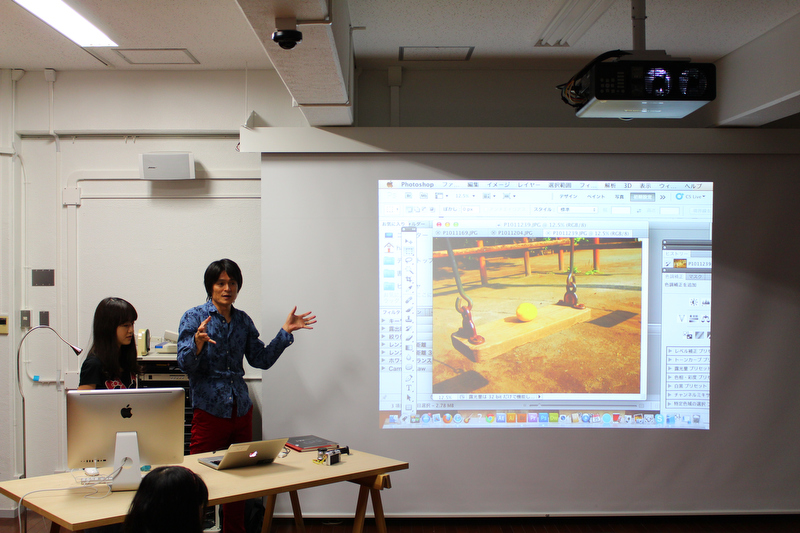 講評会は、画像管理ソフトAdobe Bridgeを使用し、プロジェクターに各作品を投影して行われました。自身の作品を大きな画面で見ることで、新たな発見も多かったようです