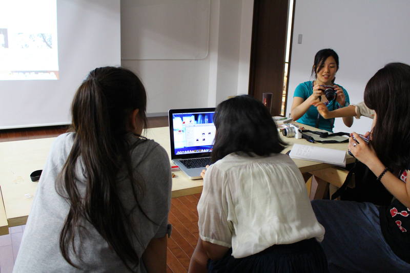 女子美術大学では、学生ひとりにつき、1台のMacを所有。講義でも使用するそうです。自分の作品をパソコンでセレクトするのは、デジタル時代ならではの様子でした