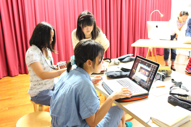 女子美術大学では、学生ひとりにつき、1台のMacを所有。講義でも使用するそうです。自分の作品をパソコンでセレクトするのは、デジタル時代ならではの様子でした