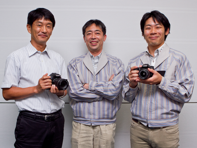 お話を伺ったメンバー。左からキヤノンイメージコミュニケーション事業本部ICP第二事業部 課長代理の渡邊敦志氏（デュアルピクセルCMOS AF全体の企画を担当）、同事業本部ICP統括第一開発センター 主幹研究員の宮成洋氏（デュアルピクセルCMOS AFの要素技術開発のリーダー）、同事業本部ICP第二開発センターの矢野慎一郎氏（デュアルピクセルCMOS AFのファームウェア設計を担当）。