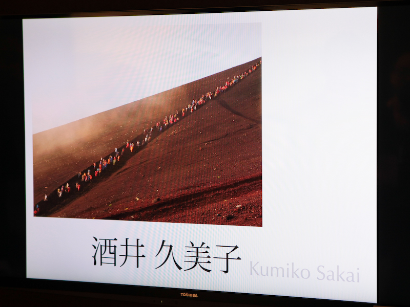 審査員のハービー・山口氏は、「上り下りする人に注目したという視点のユニークさがある。切り取られたフレームの外に何があるのかを想像させる作品」と評した。