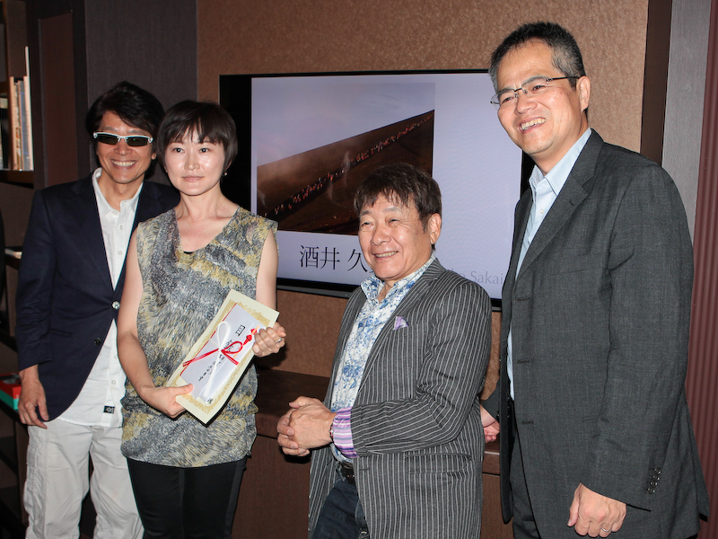 受賞した酒井久美子氏（左から2人目）。右端は公益社団法人 日本ユネスコ協会連盟 事務局次長の寺尾明人氏。