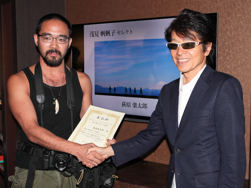 受賞した荻原楽太郎氏（左）。