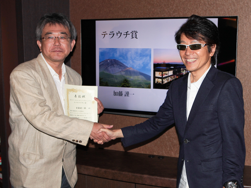 受賞した安藤健一郎氏（左）。加藤謹一氏は欠席。