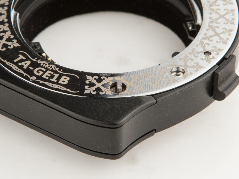 この小さなシャフトでレンズのピントを制御する。台座部分にはマイコンとマイクロモーターを内蔵する