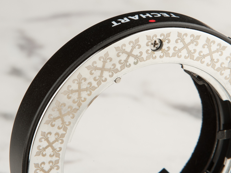 クラシカルなニュアンスを付加したいという思いから、マウント面に模様をデザインしたという