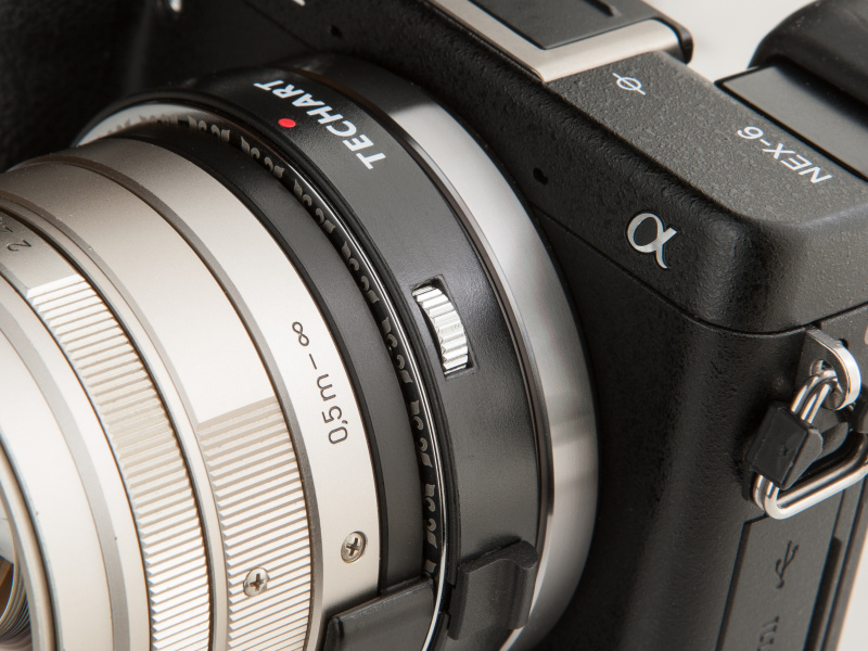 側面のダイヤルでMF操作が可能。先行発売されたファーストバージョンはMF未対応だった