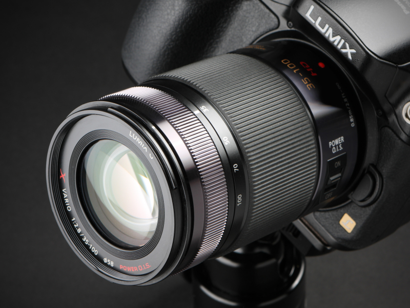 LUMIX DMC-GH3との組み合わせ。発売は2012年10月。実勢価格は9万9,400円前後。