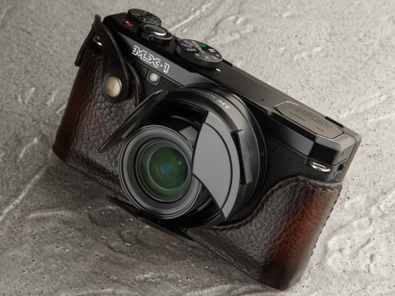 JJC製オートレンズキャップは2,100円。オリエンタルホビーで購入できる