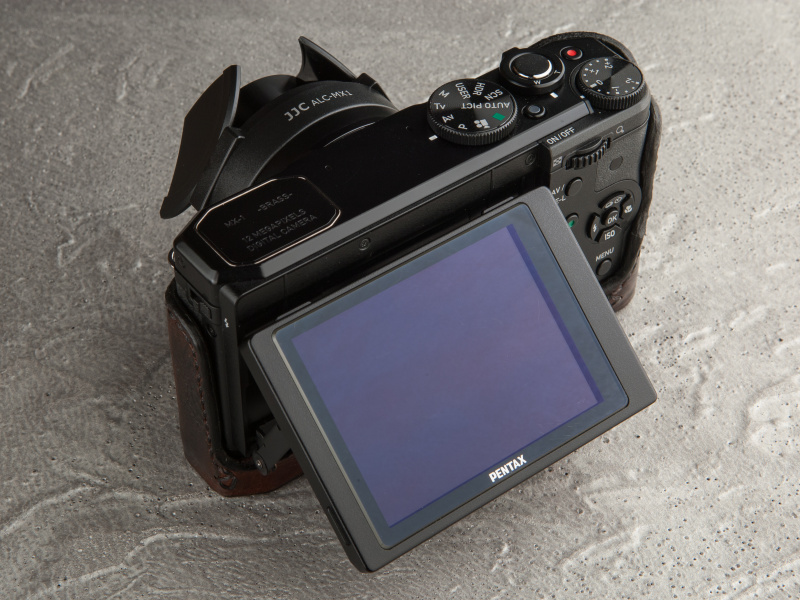 ケースの背面は大きく開き、チルト液晶の動きを妨げない設計になっている