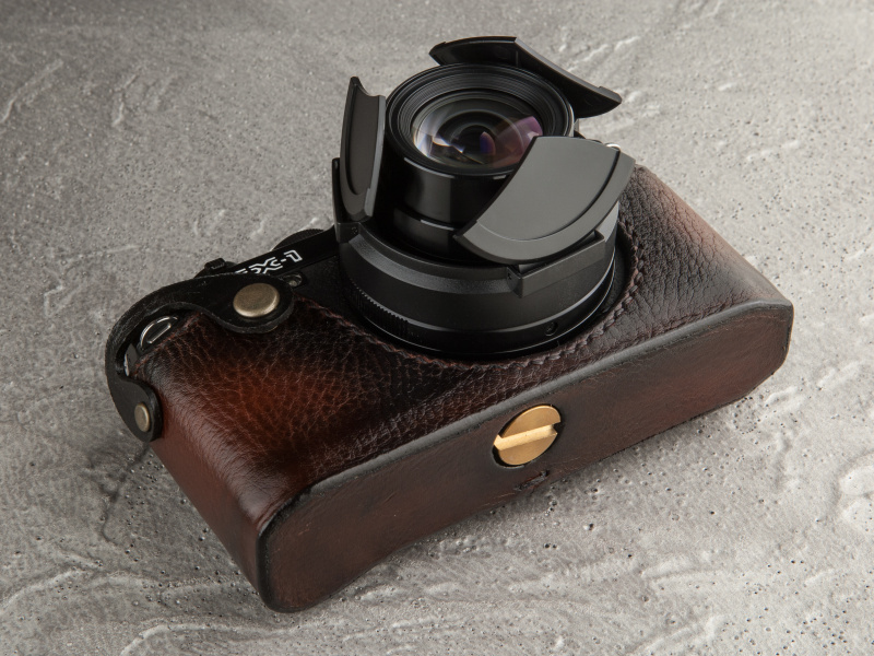 付属の真鍮ネジを使い、三脚穴でケースを固定する。フラットなカメラなのでフィット感は上々だ