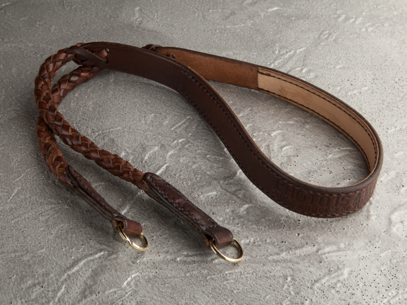 ショートタイプのPIW2カメラストラップは3万3,000円。Bench made GINZAで注文できる