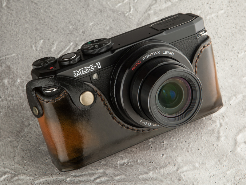 リコイルのMX-1エイジングカラーケースは1万5,800円。グラデーション風のムラ染めが美しい