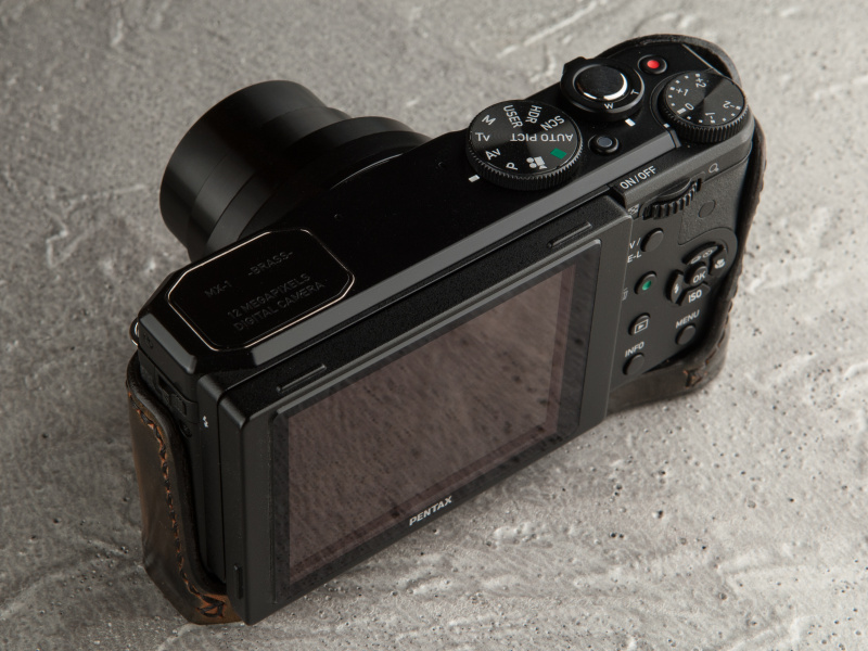 本体背面にガイドが走らない設計なので、ボタン操作や液晶チルトを妨げない