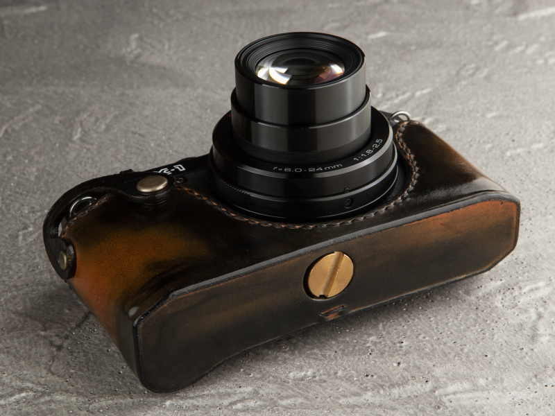 真鍮製の大きなネジで三脚穴に固定する。底面もムラ染めする念の入れようだ