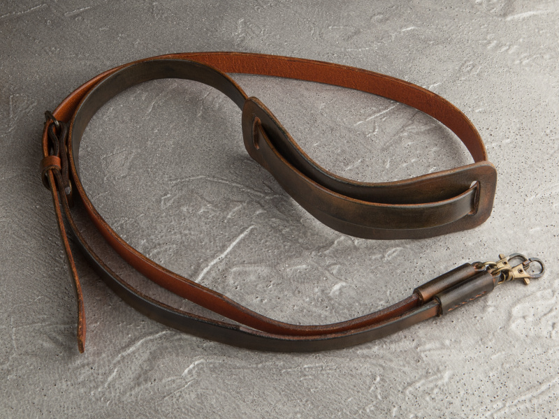 リコイルのMX-1専用ショルダーストラップは1万2,600円。ケースと同様の染めを施している