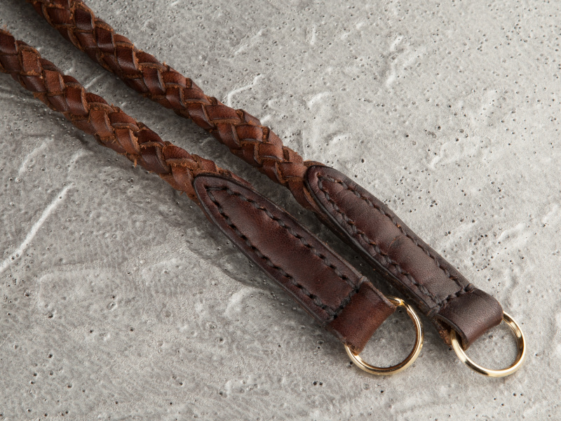 ごろっと太い六つ編みレザーの迫力に加え、取り付け部分の無骨なスタイルが圧巻だ