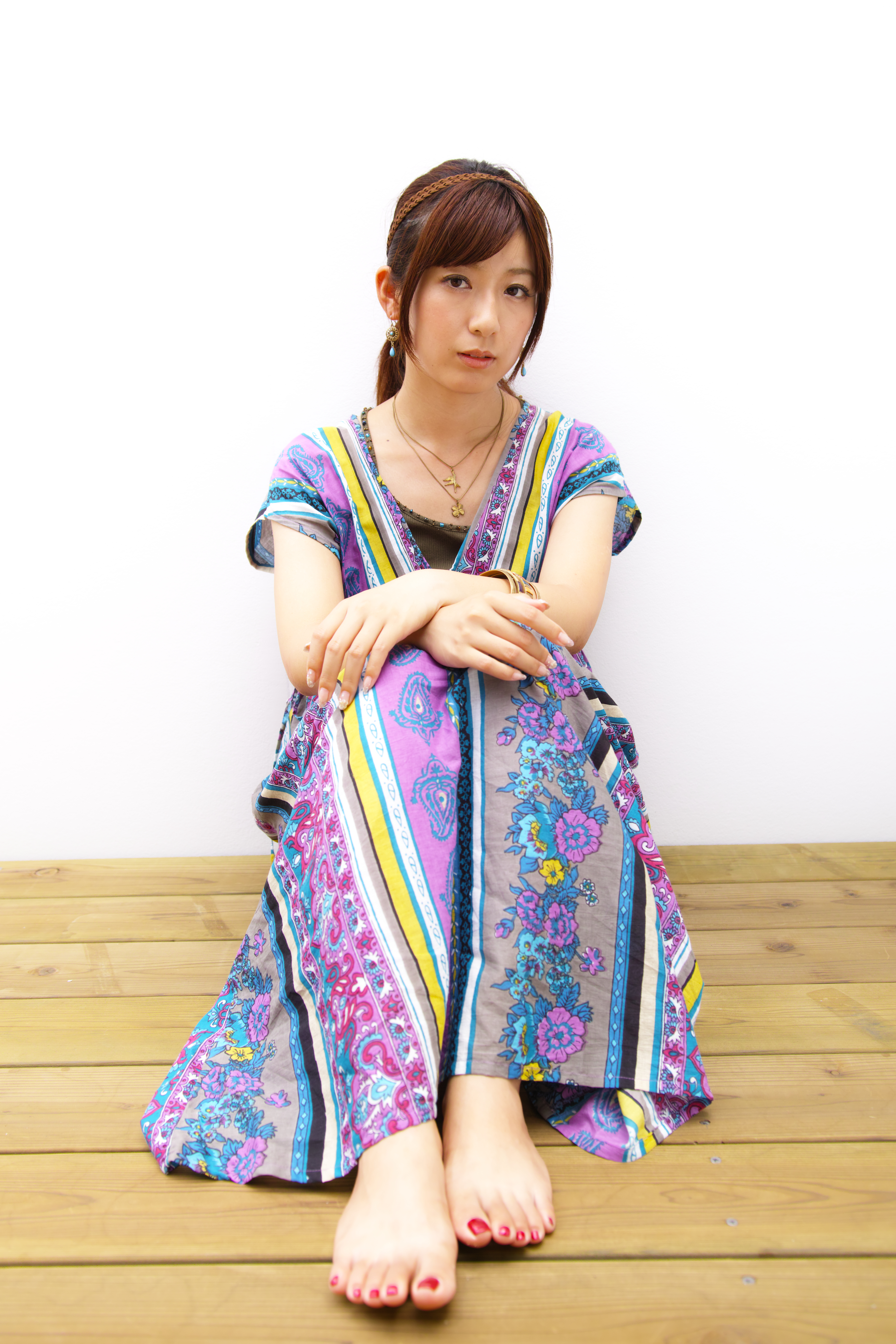 柔らかな光がまわるデッキにて白壁を背景にして撮影。ズームを繰り出し焦点距離を長めにすることで人物を歪ませることなく捉えた。絞りはF2.8。安定した描写が人物の存在感に安心感を与える。SD1 Merrill / F2.8 / 1/160 / ISO100 / ±0.0EV / 23mm