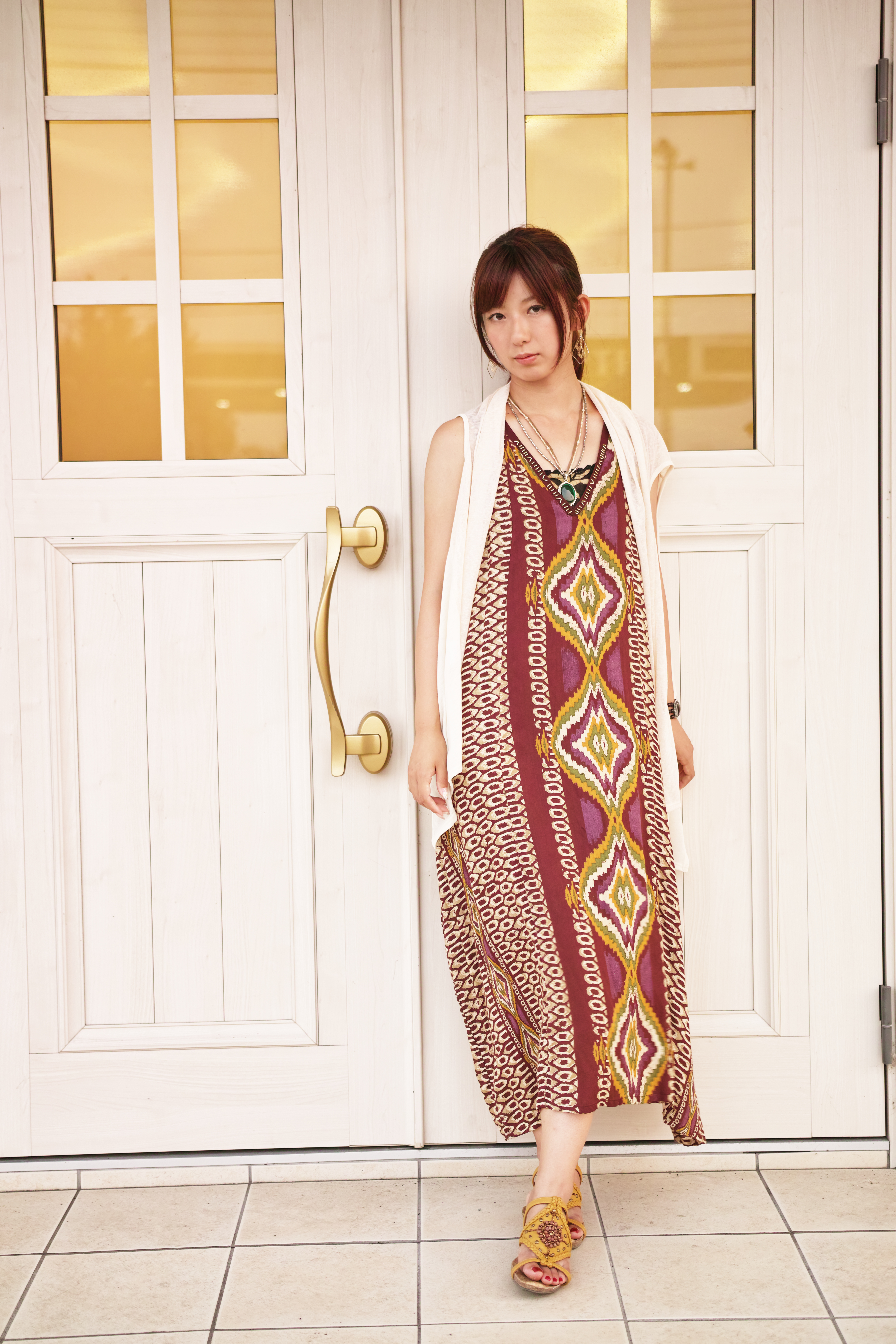 サロン入り口の扉を背景に撮影。すでに日没直前の薄暗い屋外での撮影だが、開放F1.8の明るいレンズのおかげで手ブレも人物ブレも起こすことなく撮影することができた。扉のガラス越しの室内の照明も効果的。SD1 Merrill / F1.8 / 1/100 / ISO100 / ±0.0EV / 35mm