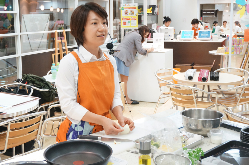 ケークサレの作り方を教えてくれたABC Cooking Studioの安田先生。スタジオの天井には、大型モニターが設置され、先生の手元を見ながら説明を聞くことができます。