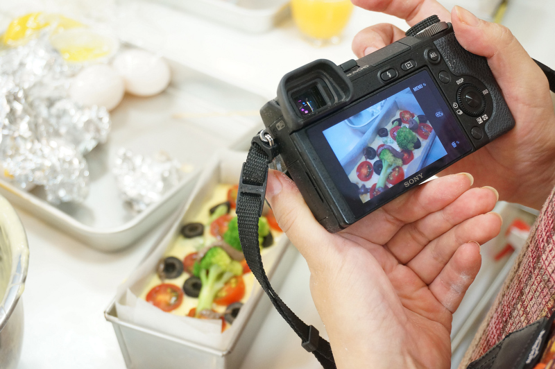 予熱を入れたオーブンで約40分ほどケークサレを焼きます。焼き上がる前のケークサレをパチリ。