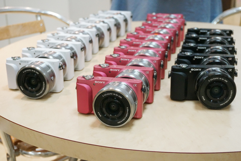 今回貸し出されたソニーNEX-3N。カラーバリエーションは、大人っぽいブラック、かわいいピンク、ナチュラルなホワイトの三色が用意されています。