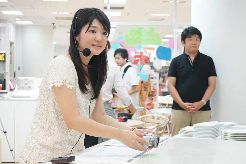 初心者向けのレッスンだったので、電源の入れ方やカメラのかまえ方、撮影、再生までを手順を追って、ていねいに説明してくれました。普段スマートフォントで撮影している人は、両手でカメラを固定する撮影スタイルが新鮮だったようです。