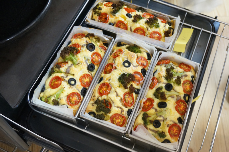 ケークサレが焼き上がりました！　粗熱が取れたら、パウンドケーキ型から外し、お皿に盛りつけます。