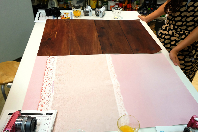 撮影用にピンクのレース柄と、茶色の木目柄のバック紙が用意されていました。お皿の背景まで気をつかって撮ると、よりかわいく＆おいしそうに写すことができます。