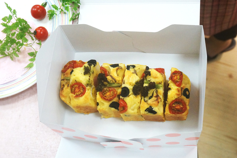 最後にケークサレを持ち帰るための箱が配られました。後日、参加した方から味の感想を聞いたところ、チーズとアンチョビの塩気が効いていて、冷めてもとてもおいしかったそうです。