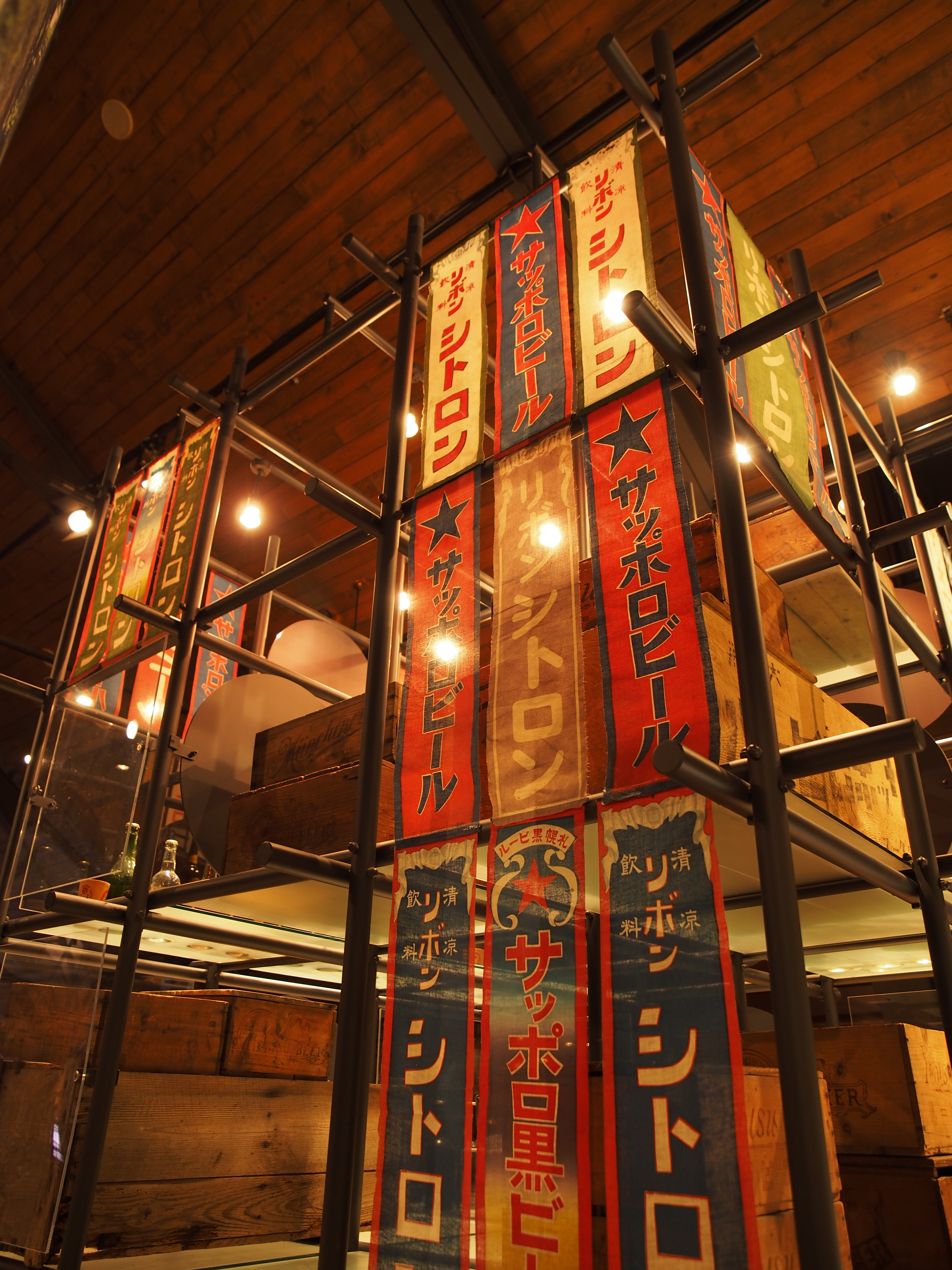 開放F値は、広角端だけF2.8と明るめ。暗めの室内では有利だ。EVFだとそのありがたみを実感しづらいのがアレですが。1/25秒 / F2.8 / -0.3EV / ISO400 / 絞り優先AE / WB：晴天 / 12mm