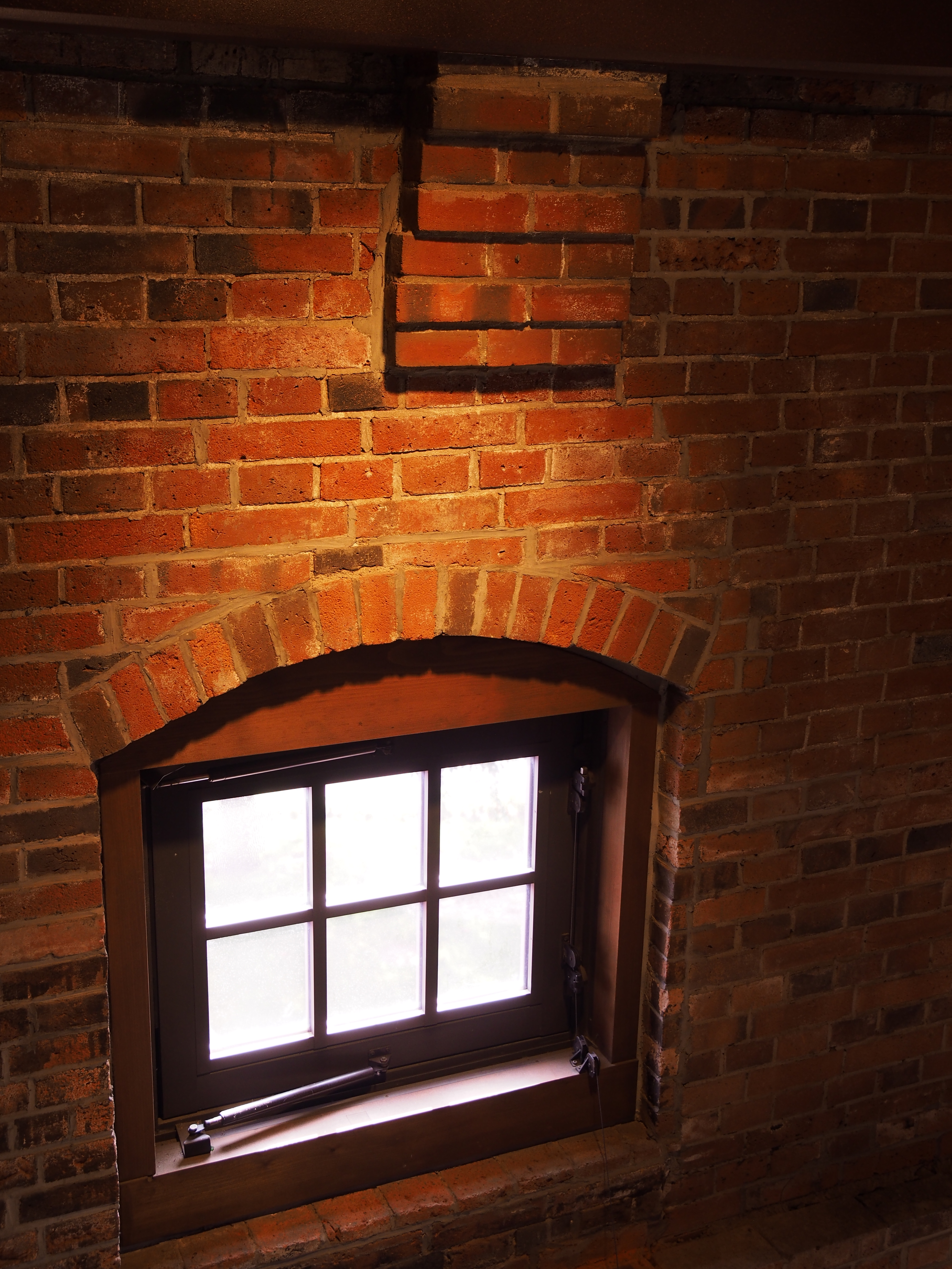 ピントが合うまでの時間は、明るい場所でもそんなには速くないが、暗い場所でも遅くはならない。ピント自体も正確だ。1/50秒 / F3.3 / +0.3EV / ISO400 / 絞り優先AE / WB：晴天 / 21mm