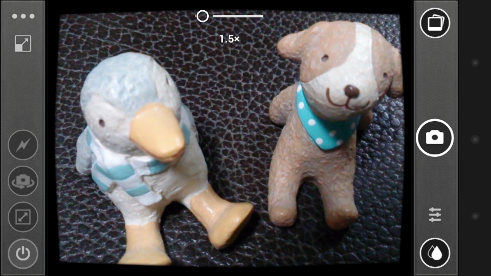 「Cameringo - エフェクトカメラ」を起動したところ。画面上部のスライダを動かしてズーム操作が可能だ