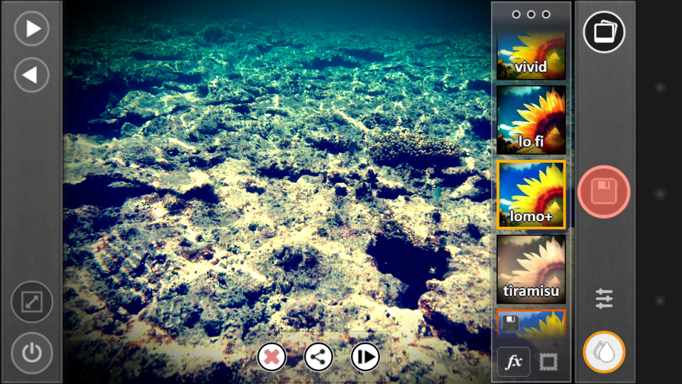エフェクト機能を選ぶなどして、元画像に変化があった場合、「保存」アイコンが赤く点灯する
