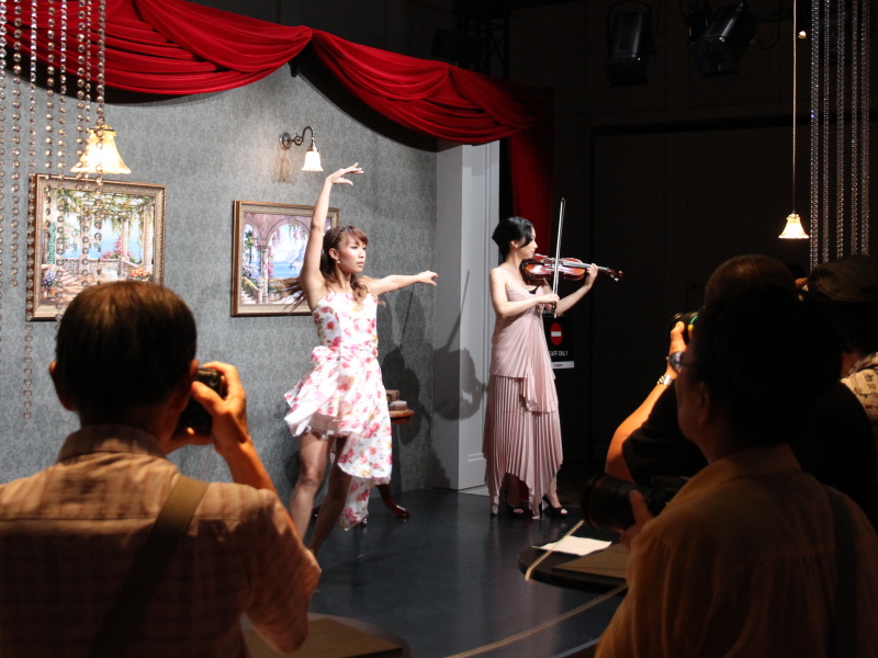 撮影体験コーナー。動く被写体を相手に連写などを試していた