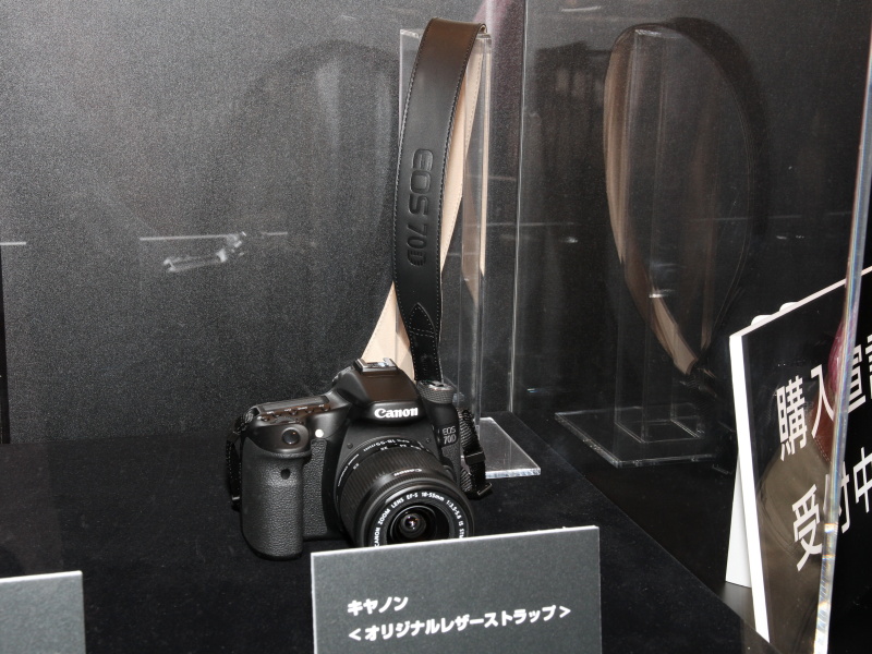 先着7,070名の購入宣言者には名入り刻印入りストラップを進呈するという