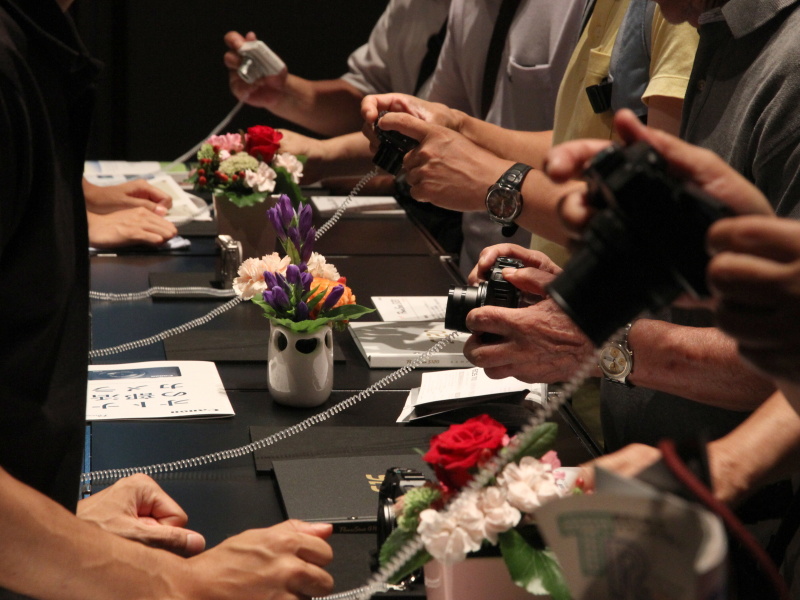 コンパクトのタッチ&amp;トライも盛況。操作レスポンスや前モデルとの違いについて熱心に質問する来場者の姿があった