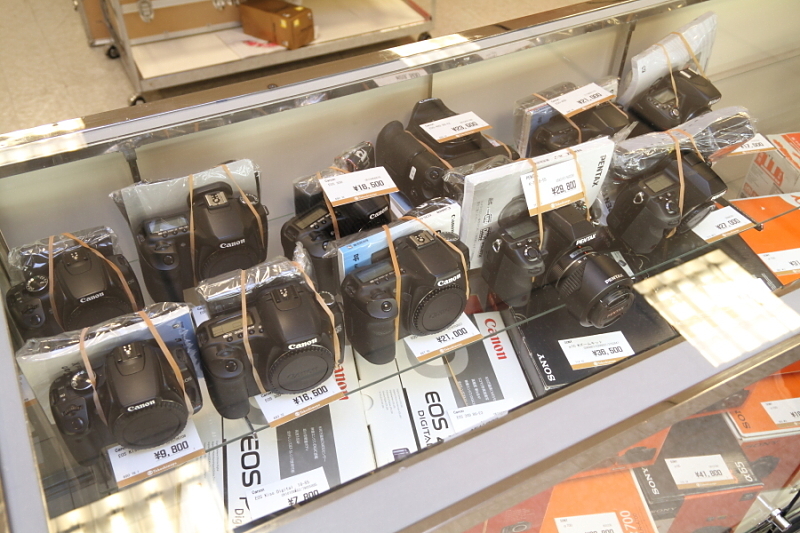 デジタル一眼レフも並ぶショーケース。そのほかミラーレス機や高級コンパクトデジタルカメラなども見受けられた。（ワカイカメラ）