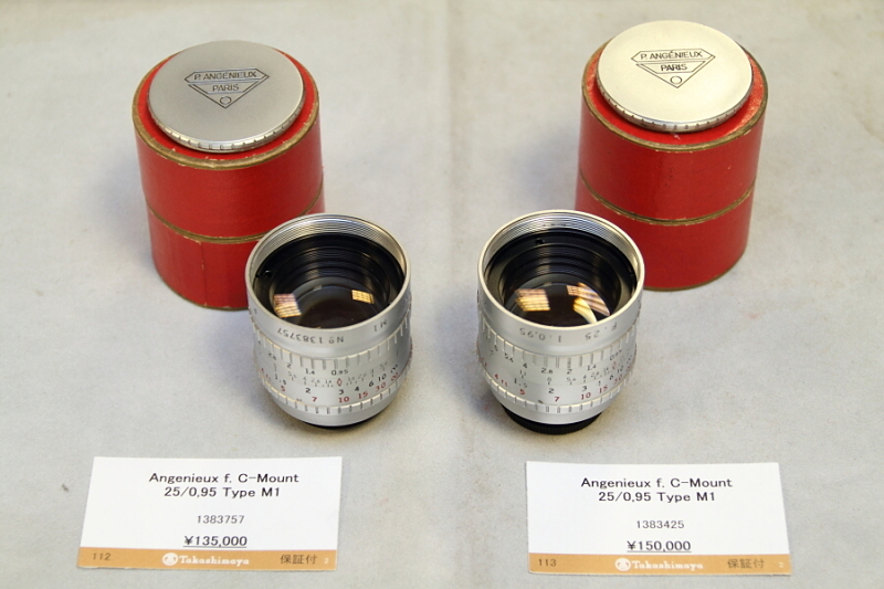 アンジェニューのCマウントレンズ。端正な佇まいの鏡筒はフランスのメーカーらしい。どちらもケースとオリジナルのレンズキャップが付属する。（オーストリア・ライカショップ）