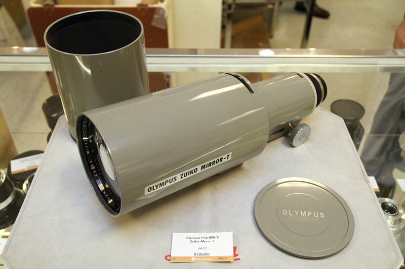オリンパス・ペンFシリーズ用のミラーレンズ、「ズイコーミラーT 800mm F8」。独特の鏡筒のシルエットとカラーが特徴的。同社のマイクロフォーサーズで使ってみたくなる。（オーストリア・ライカショップ）